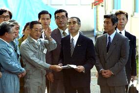 Obuchi inspects nuclear fuel factory